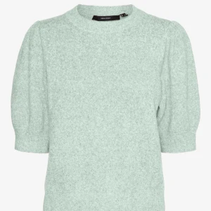 Ljusgrön stickad tröja Vero Moda - Superfin ljusgrön stickad tröja från Vero Moda med korta puffärmar och rund halsringning. Mjuk och skön, perfekt för lager-på-lager eller som statement-piece. Enkel men trendig design som passar till jeans eller kjol.