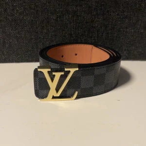 Bälte - Svart lvbälte med gold buckle till salu 