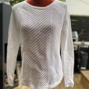 Vit stickad tröja från Gina Tricot S - Detaljerad med en lodrät söm på ryggen. 100% bomull ﻿Läng: 64 cm ﻿Bystvidd: 50 cm  Inga bilder när den sitter på mig! Katter finns i hemmet!