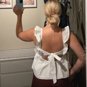 Vit topp med öppen rygg - Såå fin!! Helt ny med prislapp kvar 