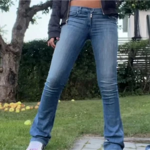 True religion jeans  - Snygga blå blåa true religion jeans. Jag säljer för jag använder inte dom längre. Bilderna är från ganska längesedan så jeansen färg är lite blåare på tex rumpan och dom kan vara lite mer slitna vid benen!! Men dom är i fint skick annars och dom har inget fel på sig🥰 det stor i jeansen att dom är i storlek w25 vilket är typ xs. Jag är 165 och dom är för långa för mig.❤️