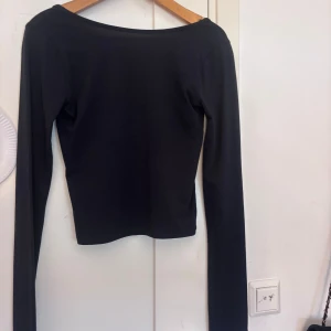 Marinblå långärmad tröja! - Super fin, använd 1 gång ( alltså som ny )och super bra skick öppen i ryggen 💕från gina tricot i storlek 170 funkar för dig som har XS