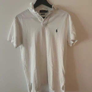 Vit pikétröja från Ralph Lauren - Tja säljer denna riktigt feta Ralph lauren pike i färgen vit och storlek M som är i nyskick bara att höra av sig om ni är intresserade 