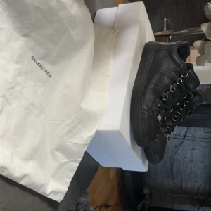 Balenciaga arenas  - 9/10 skick allt ingår. Extra snören, dustbag och box  storlek 42 men passar 43 !