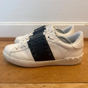 Valentino sneakers - Säljer nu dessa fina valentino skor | Super fint skick | Storlek 44 | Hör gärna av er vid frågor eller funderingar 