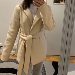 Beige kappa med bälte - Använd två gånger o kommer inte längre till användning så den är i princip helt ny, fler blider vid intresse
