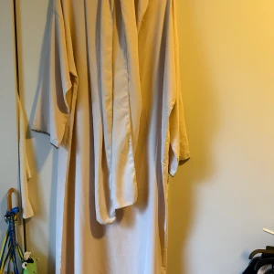Lyxig Abaya – helt ny, one size - Elegant och stilren abaya i one-size-modell som passar de flesta kroppstyper. Den är helt ny och aldrig använd. Väldigt högkvalitativ och högt prisad i butik – perfekt för dig som vill ha något unikt till ett bättre pris!