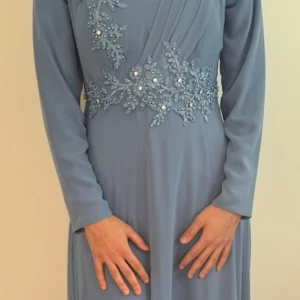 Blå festklänning från Modanisa - En blå festklänning från Modanisa i storlek 40, den har använts endast en gång. Den är ganska lång på mig själv som är cirka 170cm. Vill man mötas upp kan vi såklart fixa det!