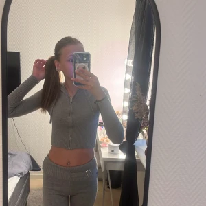 mjukis sett  - mjukis sett, väldigt skönt säljer då det blivit för litet. Storlek M men sitter som S. Jag är 168 och byxorna är liiite korta.  pris går att diskuteras 🥰
