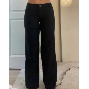 Svarta kostymbyxor - Svarta kostymbyxor med väldigt låg midja och rak passform från JDY i storlek XS! Säljer för att de inte kommer till användning och jag behöver pengar till min student