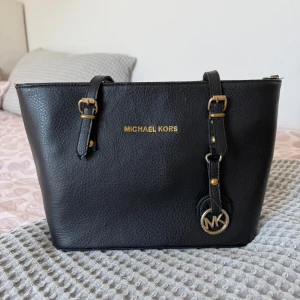 Michael kors väska - Michael kors väska som är köpt här på plick. Har använt 1 gång bara. I bra skick. Inte super stor men ändå rimlig. Pris kan diskuteras vid snabb affär.