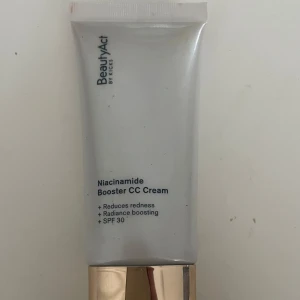 BeautyAct Niacinamide Booster CC Cream - CC-cream i nyansen 10N med niacinamid som jämnar ut hudtonen, minskar rodnad och ger glow. Innehåller SPF 30 och har en krämig formula. Perfekt för dig som vill ha lätt till medium täckning och extra lyster. Den är endast öppnad och testad en gång på handen, dvs den är som ny! 💕💕