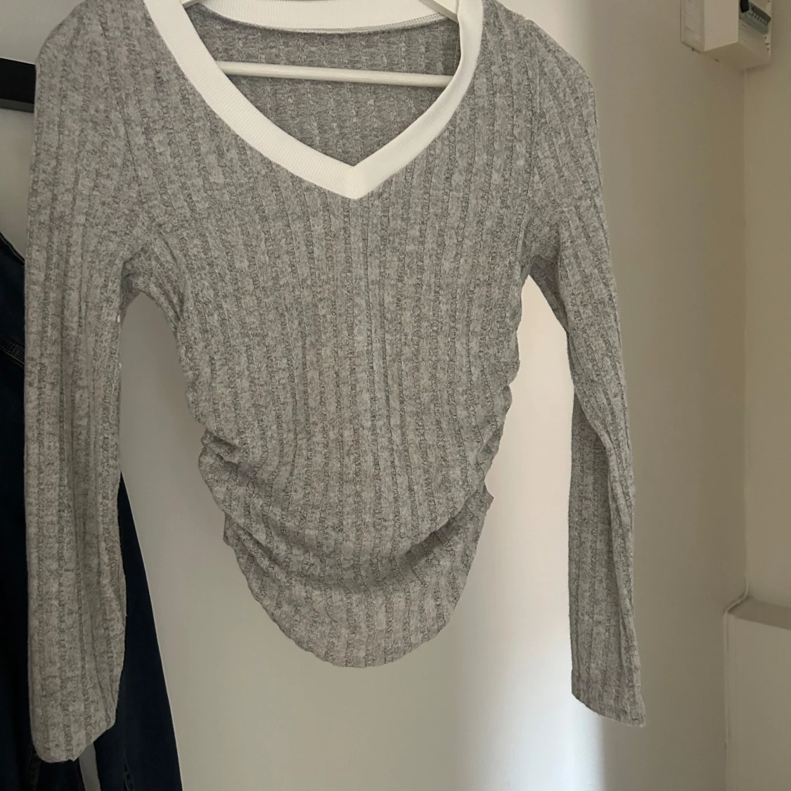 Grå ribbad långärmad tröja