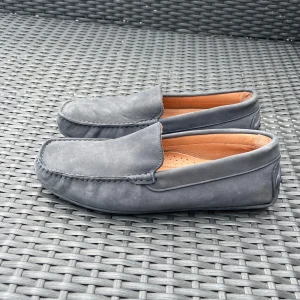 Loafers    - Säljer nu dessa gråa Loafers 