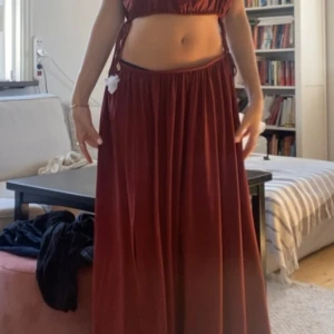 H&M set - Set ifrån H&M, kjol i storlek M och topp i XS. Prislapp kvar, och slutsåld på hemsidan