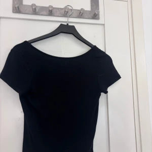 Svart t-shirt med öppen rygg - Svart t-shirt med lite öppen rygg från lager 157 i storlek 160! 💕