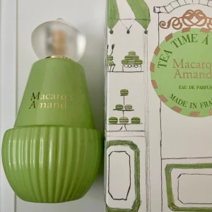 *NY*Macaron Amande Eau de Parfum 100ml, Presenttips  - Söt och lekfull parfym från Jeanne Arthes, Macaron Amande, 100 ml. Flaskan är ljusgrön med rundad, räfflad botten och frostad vit kork. Doften är inspirerad av mandel och franska macarons. Kommer i en charmig kartong med gröna detaljer och Paris-tema.