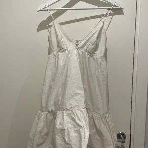 Vit sommarklänning från Zara S - En söt klänning från Zara 🥰 Kontakta för mer info💓