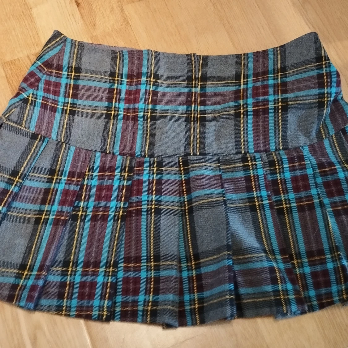 Grå rutig plisserad minikjol stl 38 - 1