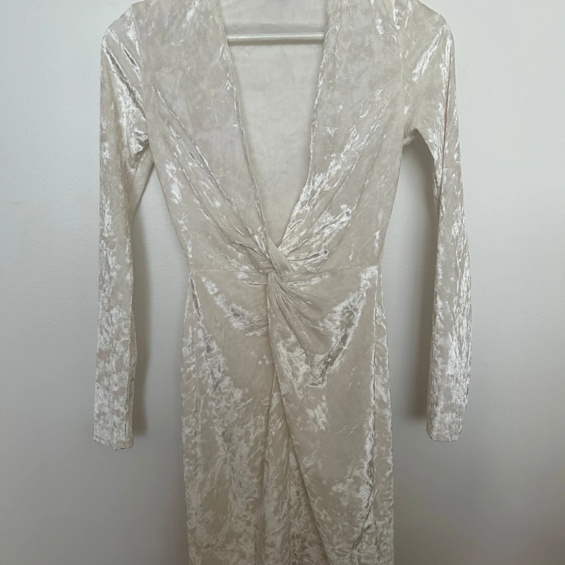 Vit sammetsklänning från Nelly - 3