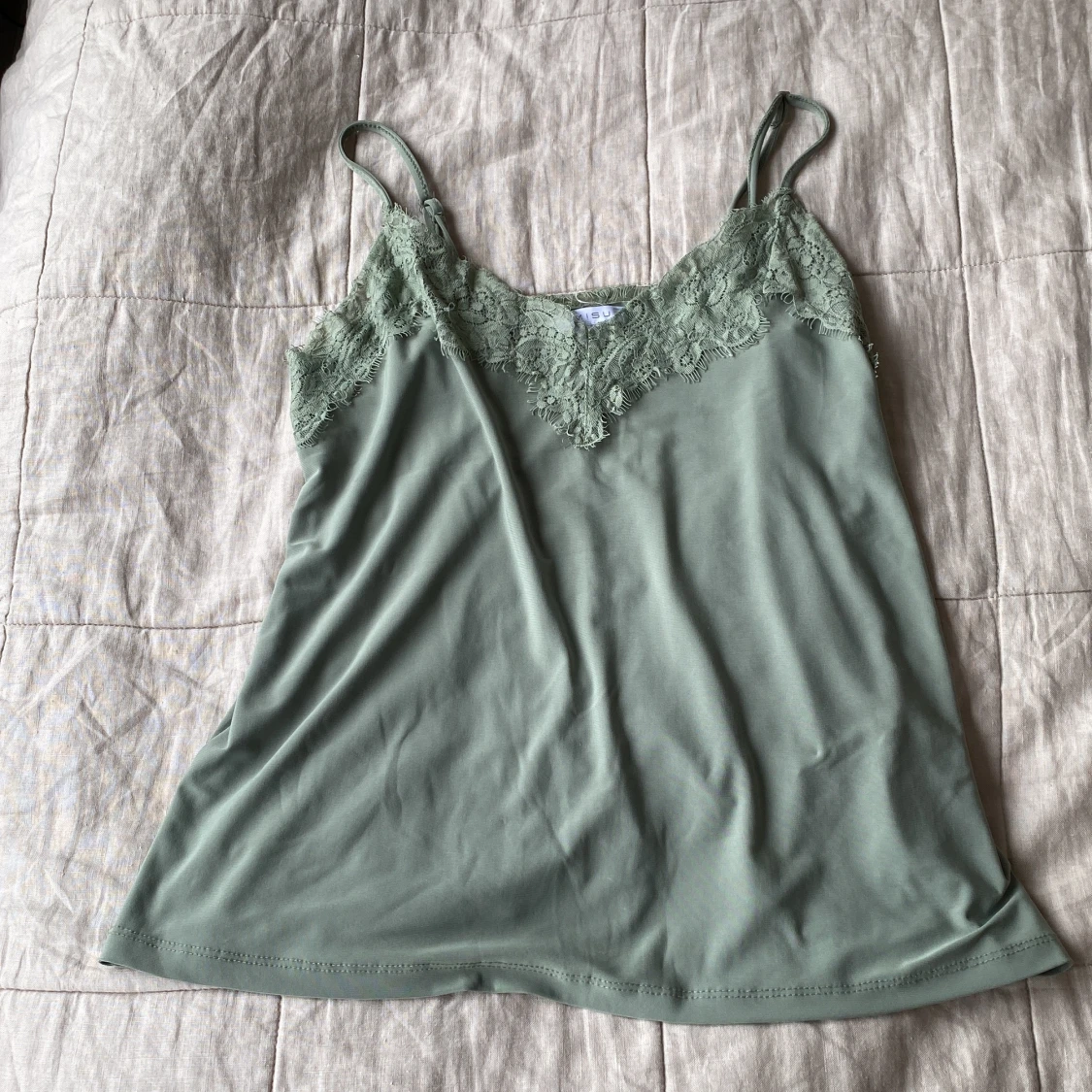 Grön linnetopp med spets från Amisu