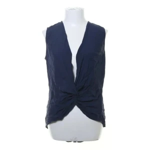 Mörkblå deep-V blus från Zara  - Snygg mörkblå väst från Zara Basic med omlottkänsla och twistad detalj framtill. Djup v-ringning både fram och bak samt knytband i nacken. Lätt och luftig modell som passar perfekt till sommaren.