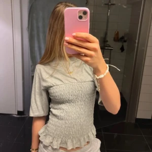 Smockad t-shirt från hm - Sååå fin smockad t-shirt från h&m i storlek M. Använd typ 2 gånger då den är lite för stor för mig tyvärr💗har inga mer bilder☀️