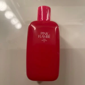 Zara Pink Flambé parfym - Fräsch parfym från Zara i modellen Pink Flambé Weekend 01. Använt några fåtal gånger.