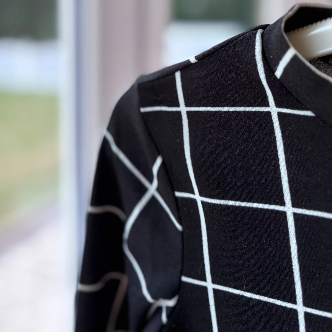 Svart rutig topp med trumpetärm  - 2