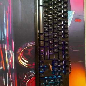 Gaming keyboard/tangentbord - Bilderna visar ett gamingtangentbord från ADX med RGB-belysning och en färgglad musmatta.        Den funkar utmärkt✅✅