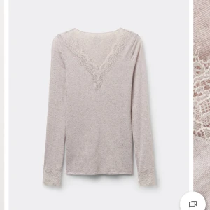 Intimissimi tröja intressekoll!! - Intressekoll, skriv prisförslag!💞På min supersöta beige långärmad topp med v-ringning och spetsdetaljer vid halsringning och ärmslut. Sitter tight och har en mjuk känsla, perfekt för lager-på-lager eller som en snygg detalj till din outfit. Skriv om ni vill ha någon bild eller om ni har nån fråga och de är jättebra skick då jag har inte använt den så mycket!!💞