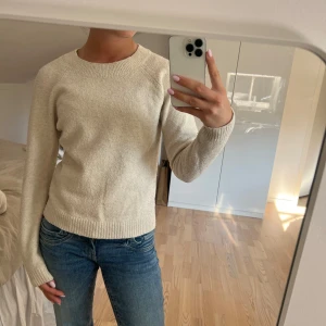 Beige stickad tröja - Enkel och stilren beige stickad tröja med rund halsringning och långa ärmar💗