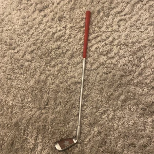 U.S. Kids Ultralight 7 Iron - Säljer en järn-7a, junior. Använd många gånger men fortfarande helt okej skick, greppet är fortfarande väldigt bra, 60 cm!!