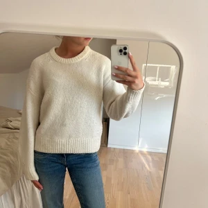 Supermysig stickad tröja - Mysig vit stickad tröja med rundad halsringning, ribbade muddar och passar till både jeans och kjol💗