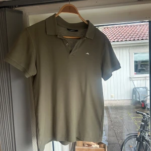 Olivgrön piké från J.Lindeberg - Säljer en stilren olivgrön pikétröja från J.Lindeberg. Galet snygg och laidback, säljer den då den börjar bli för liten/ jag börjar bli för stor (;. Mycket bra skick inga skador eller fläckar, passar perfekt om du är runt 180cm och normalstor. Nypris är 900kr