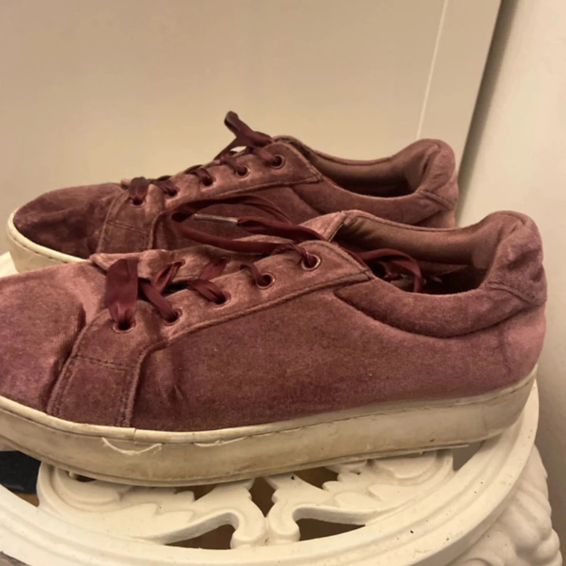 Vinröda sneakers i sammet, strl 37 - 1