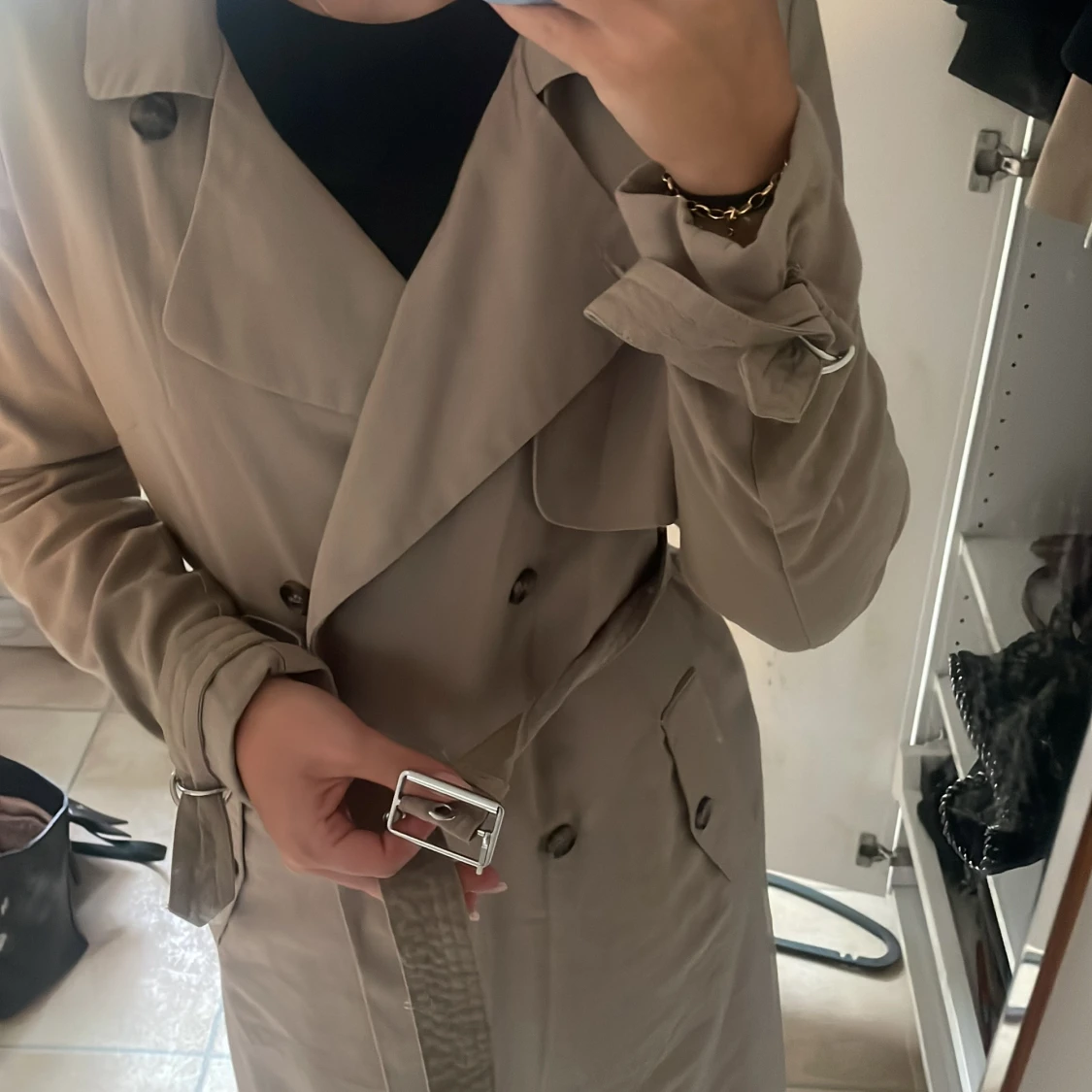 Beige trenchcoat med bälte och knappar - 3