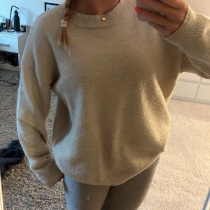 Beige stickad tröja - Så skön stickad tröja! Säljer då den ej används! Helt ny så nyskick💕passar mig som har XS/S 