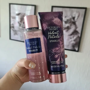 Victoria's Secret Velvet Petals Starlit set - Säljer ett set med Velvet Petals Starlit från Victoria's Secret. Innehåller en rosa body mist (250 ml) med glittrande detaljer och en matchande lila body lotion (236 ml) med blommigt mönster och roséguldfärgat lock. Doftnoter av björnbär, sockrad aprikos och trä. Helt nytt och oanvänt! Ej förhandlingsbart 