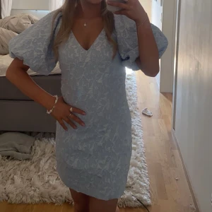 Klänning från Gina  - Klänning från Gina tricot, endast använt 1 gång!! Som ny!