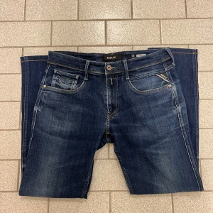 Replay anbass jeans (oanvända) - Oroligt stilliga Oanvända replay anbass jeans i storlek 34/32 (pris kan diskuteras 😱)