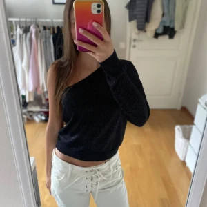 Svart oneshoulder tröja från NA-KD - Glittrig fin topp! Perfekt som fest topp