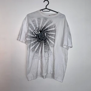 Vit DC t-shirt med grafiskt tryck - Vit t-shirt från DC. Går ej att hitta likadan i butik längre. Snygg t-shirt i skate stil