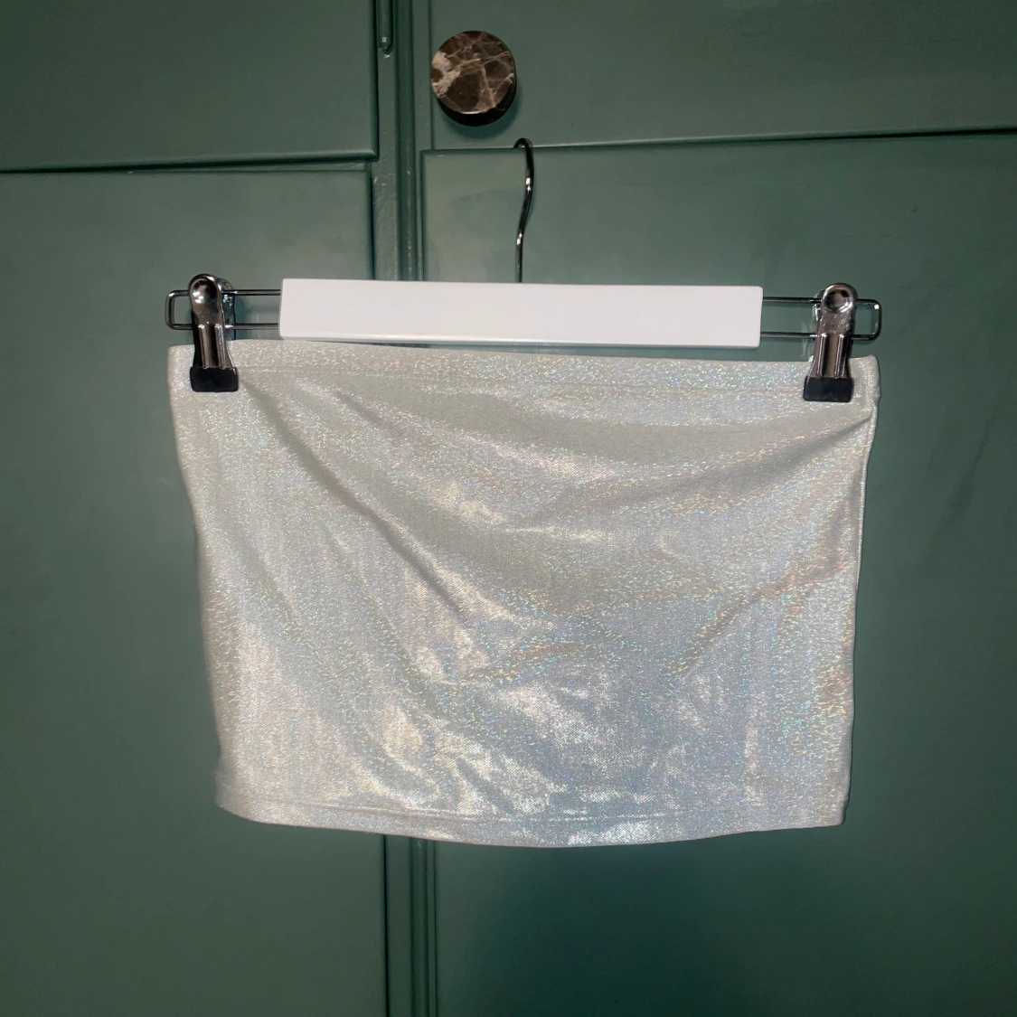 Glittrig silver axelbandslös topp från H&M Divided