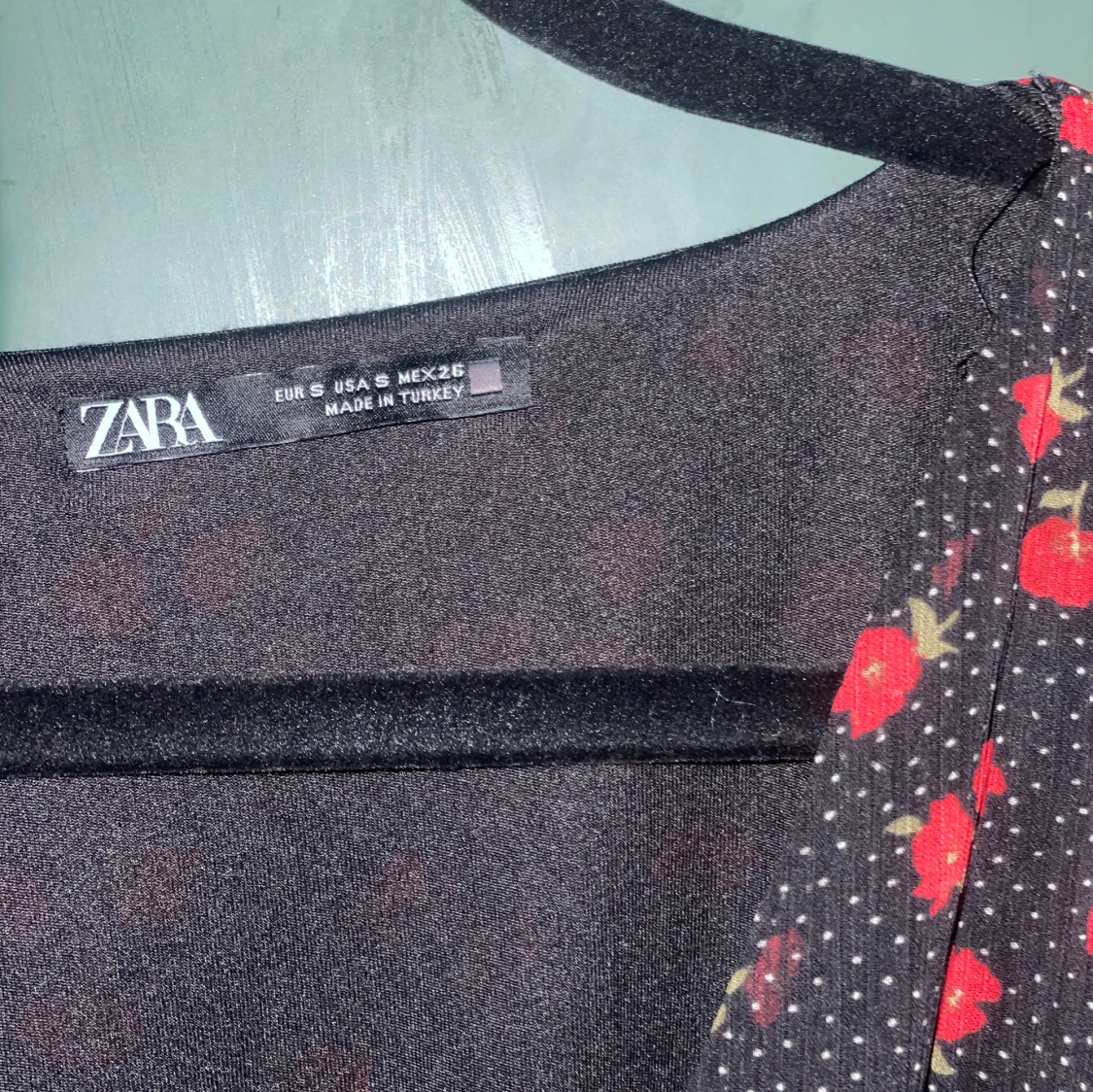 Svart blommig kortklänning från Zara - 2
