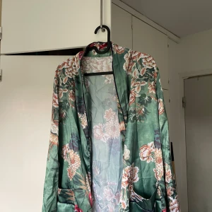 Grön blommig kimono  - Bra skick 