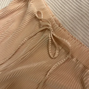 Beiga byxor  - Supersköna beiga flowy oanvända byxor från SHEIN i storlek S💗