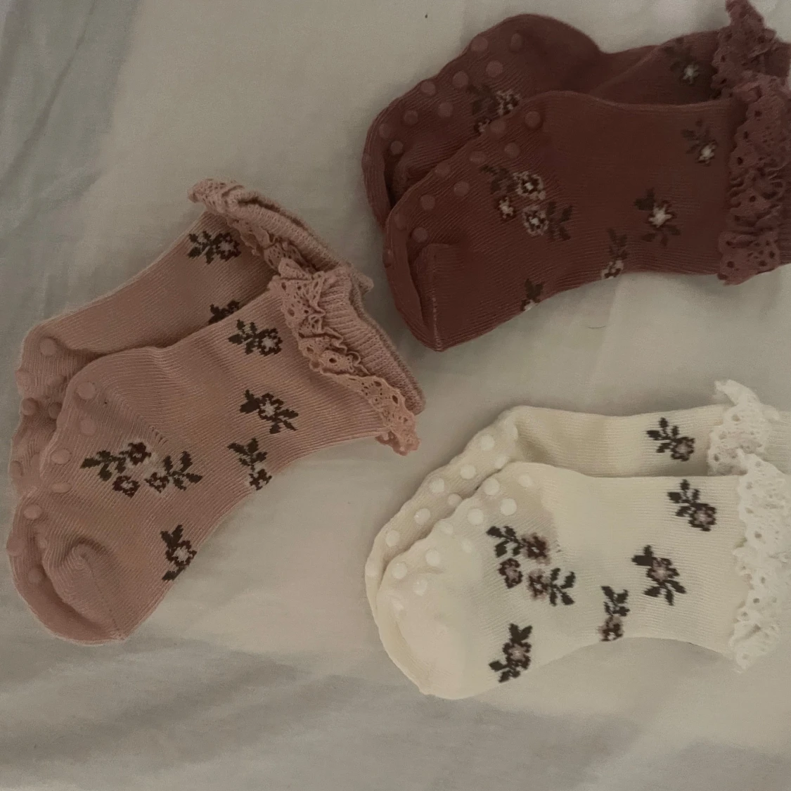 3-pack blommiga bebis spetsstrumpor  - 1