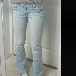 Ljusblå bootcut jeans - Snygga ljusblå jeans 