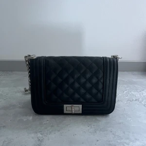 Svart väska  - Jättefin svart väska med justerbar kedja 